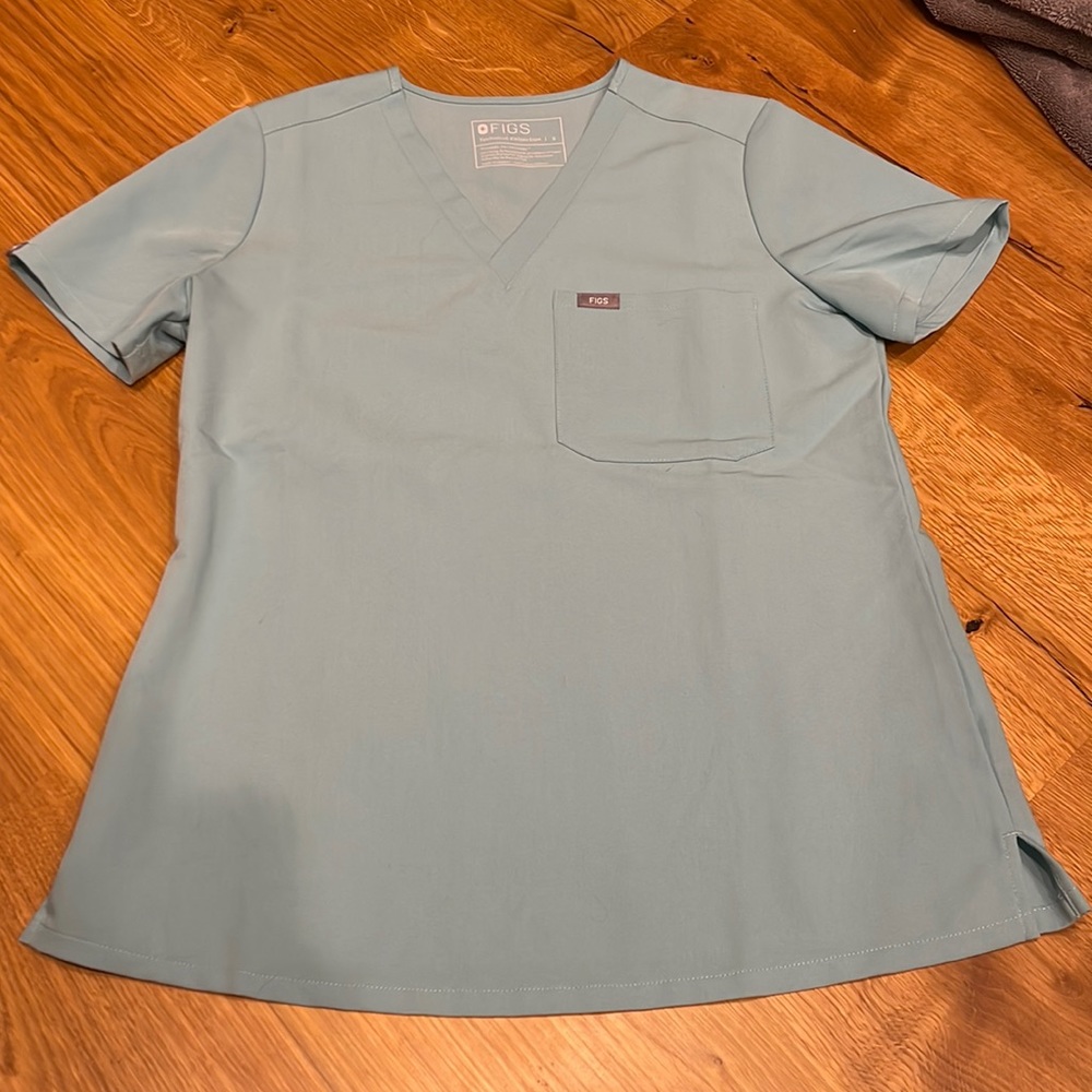 Excellent Condition! Figs one pocket scrub top size Small